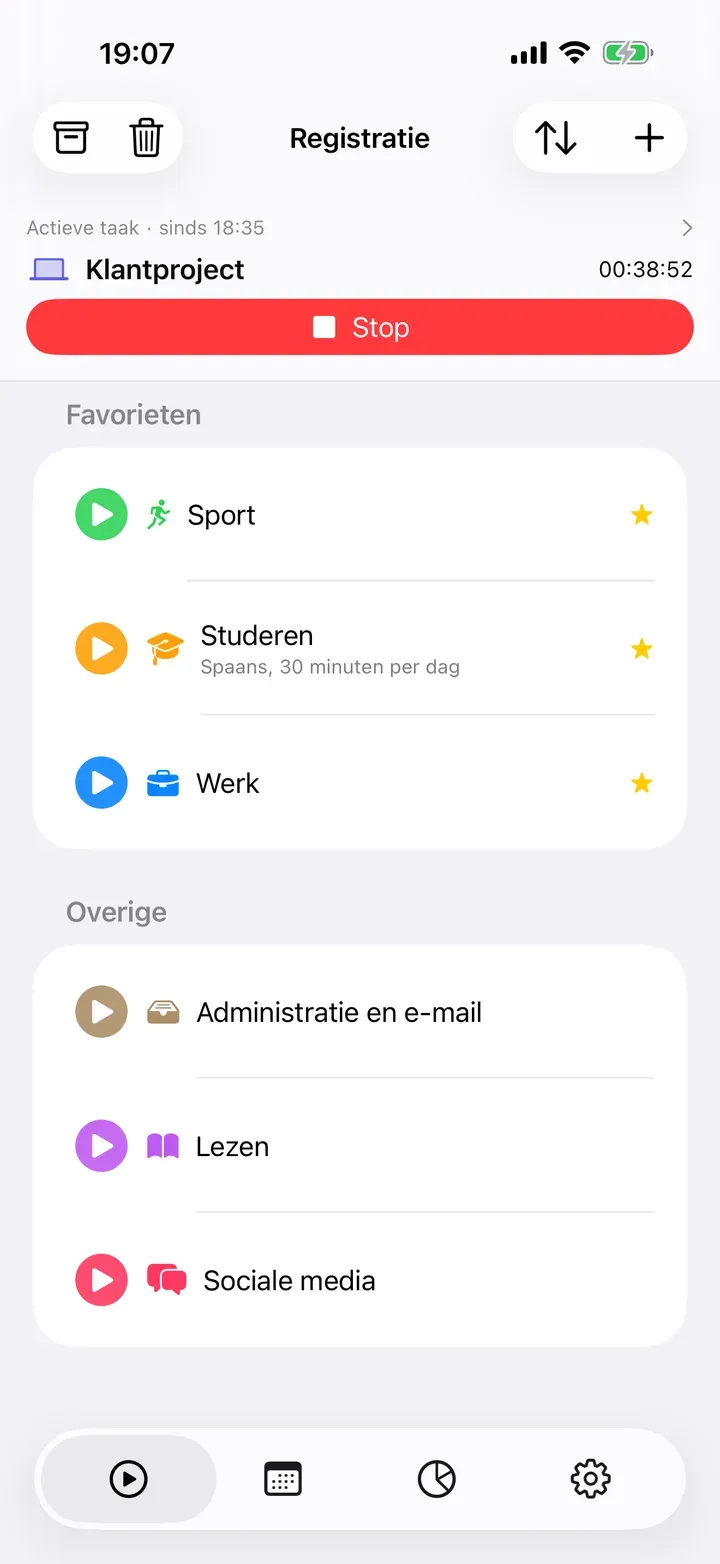 Het tabblad Registratie met een lopende taak en bovenaan de favorieten